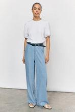 Cargar imagen en el visor de la galería, Frame Lisa Wide Pants - Light Blue Denim