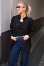 Carica l'immagine nel visualizzatore di Gallery, Boyfriend Oxford Shirt - Black