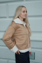 Carregar imagem no visualizador da galeria, Shearling Zipper Coat - Beige