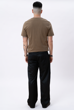 Carica l'immagine nel visualizzatore di Gallery, T -shirt Vneck di base - Oliva