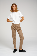 Charger l'image dans la galerie, L'original Performance Pants - Beige foncé
