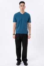 Cargar imagen en el visor de la galería, Camiseta básica de Vneck - Azul de petróleo
