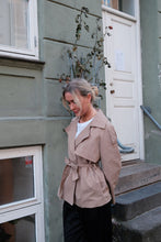 Cargar imagen en el visor de la galería, Sia Short Trenchcoat - Camel