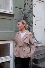 Cargar imagen en el visor de la galería, Sia Short Trenchcoat - Camel