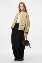 Charger l'image dans la galerie, Berit Balloon Bomber Jacket - Travertine