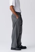Cargar imagen en el visor de la galería, Performance Pants Wide Fit - Light Grey
