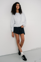Cargar imagen en el visor de la galería, Haliey Basic Crewneck - Light Grey
