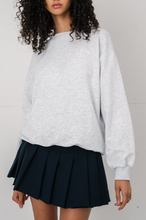 Cargar imagen en el visor de la galería, Haliey Basic Crewneck - Light Grey