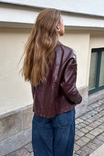 Cargar imagen en el visor de la galería, Billie Jacket - Burgundy