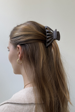Cargar imagen en el visor de la galería, Hollow Claw Clip - Coffee