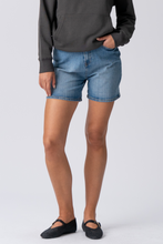 Charger l'image dans la galerie, L'original Performance Performance Shorts en jean - Denim bleu moyen (femme)