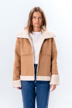 Carregar imagem no visualizador da galeria, Shearling Zipper Coat - Beige