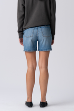 Charger l'image dans la galerie, L'original Performance Performance Shorts en jean - Denim bleu moyen (femme)