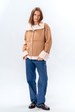 Carregar imagem no visualizador da galeria, Shearling Zipper Coat - Beige