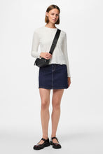 Cargar imagen en el visor de la galería, Marie O-Neck Poin Top - Cloud Dancer