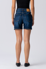 Afbeelding in Gallery-weergave laden, Het origineel Performance Denim shorts - donkerblauwe denim