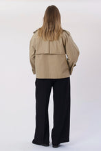 Carica l'immagine nel visualizzatore di Gallery, Elara Short Trenchcoat - Beige