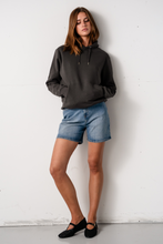 Charger l'image dans la galerie, L'original Performance Performance Shorts en jean - Denim bleu moyen (femme)