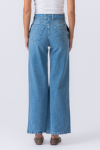 Cargar imagen en el visor de la galería, Amalia Jeans - Light Blue