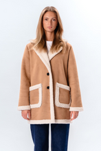 Carica l'immagine nel visualizzatore di Gallery, Shearling Coat - Beige