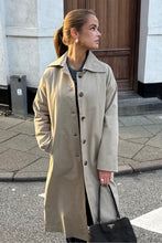 Afbeelding in Gallery-weergave laden, Harper Trench Coat - Sand