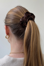 Cargar imagen en el visor de la galería, Satin Scrunchie - Dark Brown