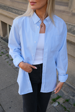 Cargar imagen en el visor de la galería, Boyfriend Oxford Shirt - Light Blue/White