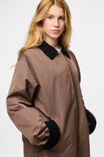 Load image into Gallery viewer, Jorma Long Light Jacket - Coffee Quartz Black
