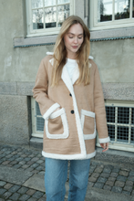Carica l'immagine nel visualizzatore di Gallery, Shearling Coat - Beige