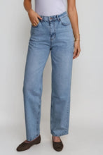 Carica l'immagine nel visualizzatore di Gallery, Nora Regular Jeans - Light Blue Denim
