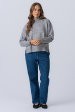 Charger l'image dans la galerie, Chauffeur à col polo tricoté surdimensionné - mélange gris clair