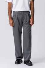 Carica l'immagine nel visualizzatore di Gallery, Pleated Wide Pants - Light Grey