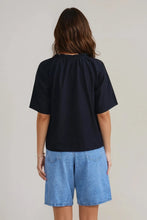 Cargar imagen en el visor de la galería, Linn Frill Top - Black