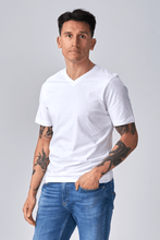 Carica l'immagine nel visualizzatore di Gallery, T -shirt Vneck di base - bianco