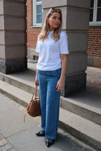 Cargar imagen en el visor de la galería, Frame Lisa Wide Pants - Light Blue Denim