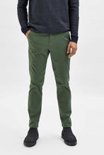 Cargar imagen en el visor de la galería, Miles Flex Chino Pants - Green de bronce (algodón orgánico)