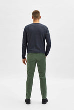 Cargar imagen en el visor de la galería, Miles Flex Chino Pants - Green de bronce (algodón orgánico)