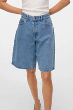 Carica l'immagine nel visualizzatore di Gallery, Kath Long Denim Shorts - Light Blue Denim