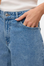 Carica l'immagine nel visualizzatore di Gallery, Kath Long Denim Shorts - Light Blue Denim