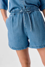 Load image into Gallery viewer, Frame Shorts - Light Blue Denim