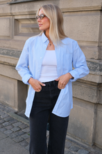 Cargar imagen en el visor de la galería, Boyfriend Oxford Shirt - Light Blue/White