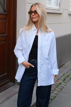 Carica l'immagine nel visualizzatore di Gallery, Boyfriend Oxford Shirt - White