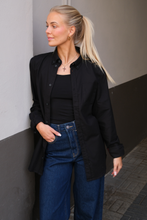 Carica l'immagine nel visualizzatore di Gallery, Boyfriend Oxford Shirt - Black