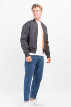 Afbeelding in Gallery-weergave laden, Clay Bomber Jacket - Zwart