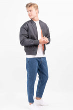 Afbeelding in Gallery-weergave laden, Clay Bomber Jacket - Zwart