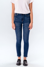 Carica l'immagine nel visualizzatore di Gallery, L'originale Performance Jeans magri - denim blu medio