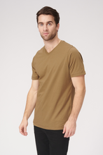 Load image into Gallery viewer, Basic Vneck t-shirt - Olive