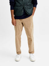 Cargar imagen en el visor de la galería, Slimtape-Repton Cord Pants - Chinchilla - Selected Homme - Khaki