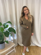 Carregar imagem no visualizador da galeria, Silla Midi V-Neck Knit Dress - Deep Taupe - PIECES - Brown 2
