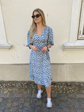 Carica l'immagine nel visualizzatore di Gallery, Olivia 3/4 Wrap Midi Dress - Blue Fog - ONLY - Blue 2